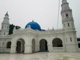 ipoh, Malaysia nel novembre 2019. panglima kinta moschea, un' bianca moschea con un' blu cupola. foto