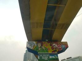 bekasi, Indonesia nel marzo 2019. uno di il murales creato di il bekasi governo su un' molo e ponte colonna. Questo murale contiene un appello per obbedire traffico. foto