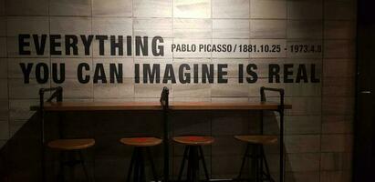Giacarta, Indonesia nel marzo 2019. uno angolo di un' caffè negozio quello ha un' citazione a partire dal pablo Picasso, qualunque cosa voi può immaginare è vero. foto