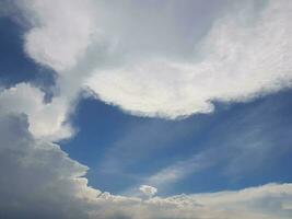 blu cielo circondato di bianca nuvole quello erano leggermente grigiastro. foto