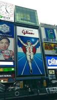 osaka, Giappone su aprile 2019. dotonbori strada divertimento la zona con attività commerciale marca annuncio pubblicitario insegne nel namba. foto