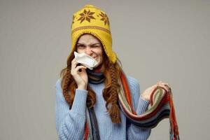 malato donna collo sciarpa con un' cappello su il suo testa isolato sfondo foto