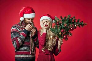 uomo e donna Natale albero giocattoli decorazione vacanza foto