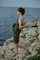 donna nel vestito nel vestito su natura rocce paesaggio all'aperto foto