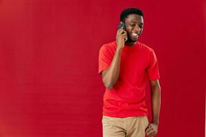 uomo africano aspetto con Telefono nel mani tecnologia comunicazione foto