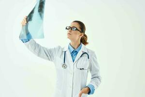 radiologo nel bianca cappotto guardare a raggi X medicina ospedale foto