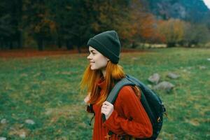 donna escursionista viaggio foresta autunno camminare attivo tempo libero foto