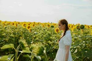 bellissimo dolce ragazza nel un' cappello su un' campo di girasoli campagna foto