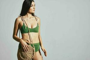 allegro donna nel verde costume da bagno spiaggia Borsa viaggio moda foto