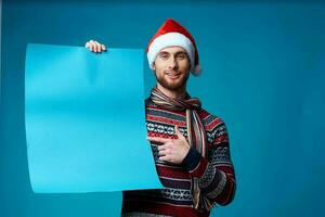 allegro uomo nel un' Natale blu modello manifesto blu sfondo foto