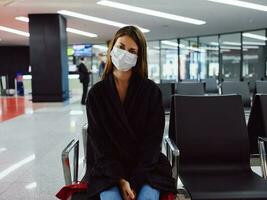donna esso è aeroporto medico maschera in attesa per volo fatica foto