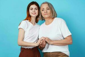 mamma e figlia hold mani nel bianca magliette famiglia insieme foto
