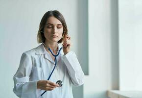 alloggiamento costruzione medico toga donna medico stetoscopio medicina laboratorio interno finestra foto