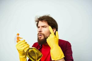 emotivo uomo indossare gomma da cancellare guanti detergente compiti a casa stile di vita professionale foto