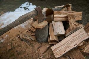 superiore Visualizza vecchio di legno maniglia ascia nel un' ceppo. legna da ardere per inverno. chopping albero nel il foresta. rinnovabile risorsa di energia foto