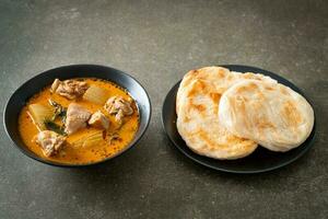 zuppa di pollo al curry con roti foto