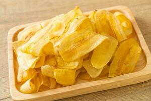 chips di banana - banana affettata fritta o al forno foto