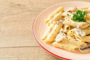 penne pasta alla carbonara sugo di crema di funghi foto