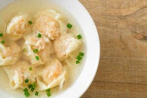 zuppa di gnocchi di gamberi in una ciotola bianca foto