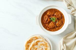 pollo tikka masala cibo piccante a base di carne al curry con roti o pane naan foto