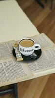caffè tazza su libro nel caffè negozio, Vintage ▾ stile. foto
