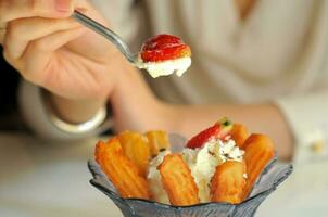 mangiare fragole vaniglia gelato e spagnolo churros foto