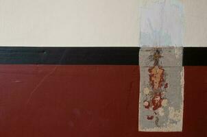 muro di cemento con macchia rossa - per sfondo e spazio di copia foto