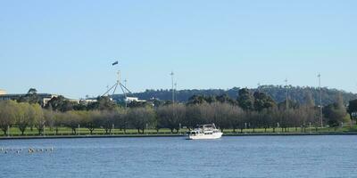 città lago e Australia parlamento nel canberra foto
