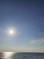 il sole è offuscare nel il pomeriggio al di sopra di il Giava mare foto