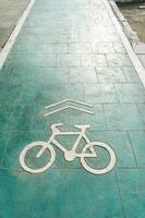 bicicletta corsia, traffico, città mezzi di trasporto e eco-friendly concetto, verde bicicletta corsia con bicicletta segni foto