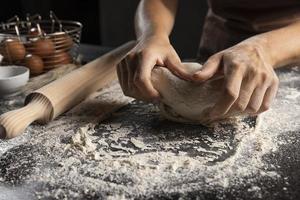 chef impastare farina di pasta tabella. alta qualità e risoluzione bellissimo concetto di foto