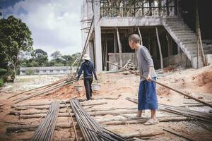 bambini poveri che lavorano in cantiere contro il lavoro minorile, i bambini devono lavorare a causa della povertà, giornata mondiale contro il lavoro minorile e il concetto di tratta. foto