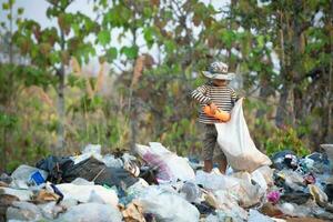 povero bambini raccogliere e ordinare rifiuto per saldi, concetti di povertà e il ambiente. foto