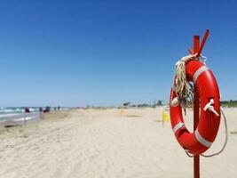 salvagente in spiaggia foto