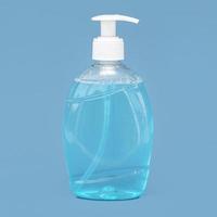 bottiglia trasparente sapone liquido sfondo blu. alta qualità e risoluzione bellissimo concetto di foto