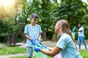 madre e bambini siamo raccolta su il spazzatura per pulito su il foresta foto