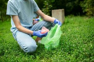 riciclare rifiuto rifiuti sciocchezze spazzatura spazzatura Rifiuto pulito addestramento. natura pulizia, volontario ecologia verde concetto.ambiente plastica inquinamento. foto