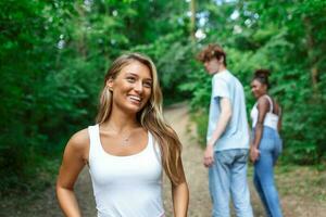 sleale uomo a piedi con il suo fidanzata e guardare stupito a un altro seducente ragazza foto