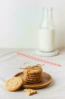 fiocchi d'avena biscotti su un' di legno piatto foto