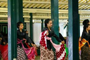 Yogyakarta, Indonesia su ottobre 2022. abdi dalem mataya, cortigiani di il Yogyakarta palazzo chi siamo ballerini. t foto