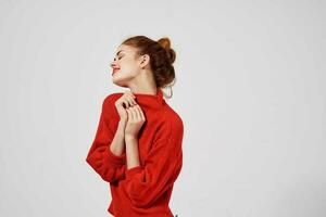 alla moda donna nel un' rosso maglione leggero sfondo foto