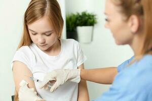 femmina medico dando un iniezione per un' bambino Salute vaccinazione foto