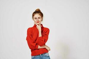 bellissimo donna nel un' rosso maglione stile di vita leggero sfondo foto