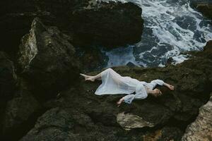 bellissimo sposa nel bianca nozze vestito su mare riva bagnato capelli natura foto