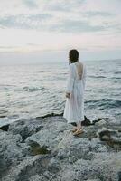 donna nel bianca vestito oceano natura viaggio la libertà foto
