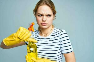 pulizia signora con detergente pulizia lavori di casa stile di vita servizio foto