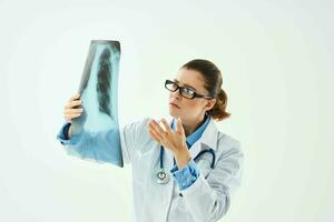 femmina medico nel bianca cappotto raggi X ricerca foto