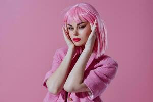 bellissimo alla moda ragazza moderno stile rosa capelli rosso labbra moda rosa sfondo inalterato foto