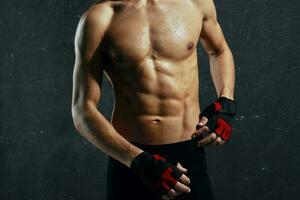 bodybuilder muscolo stampa in posa ritagliata Visualizza buio sfondo foto