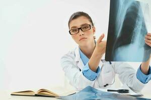 femmina medico nel bianca cappotto raggi X diagnostica foto